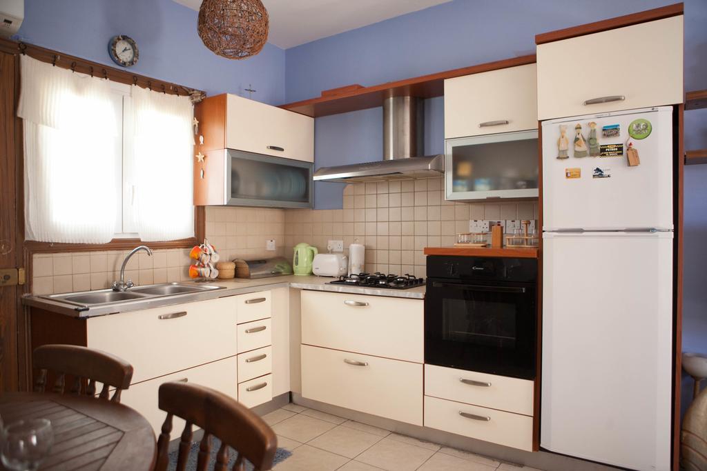 Aquarian Beachfront Apartment Larnaca Exterior foto