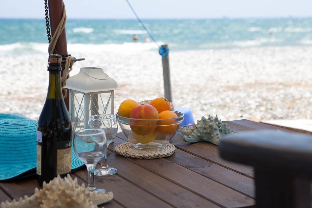 Aquarian Beachfront Apartment Larnaca Exterior foto