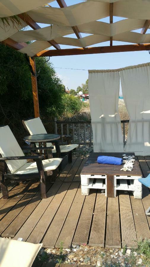 Aquarian Beachfront Apartment Larnaca Exterior foto